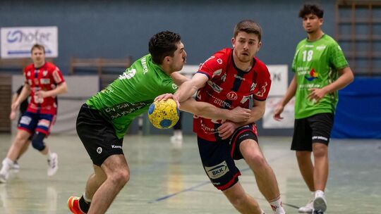 Niklas Rapp (Mitte) und der TSV Weilheim lieferten den Köngenern trotz großer personeller Probleme einen beeindruckenden Kampf.