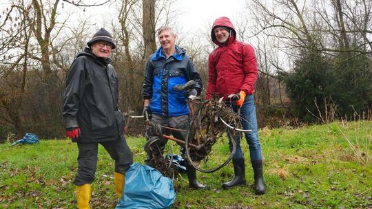 Helmut Kapp (links), Jürgen Böhmer und Pascal Bader ziehen gleich zu Beginn der Bachputzete ein Fahrrad aus der Lauter. Foto: Ju Helmut Kapp (links), Jürgen Böhmer und Pascal Bader ziehen gleich zu Beginn der Bachputzete ein Fahrrad aus der Lauter. Foto: Ju