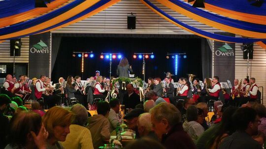 Die Stadtkapelle Owen sorgt unter der Leitung von Dirigentin Daniela Hofmann für Stimmung beim Frühlingsfest in der Teckhalle. F Die Stadtkapelle Owen sorgt unter der Leitung von Dirigentin Daniela Hofmann für Stimmung beim Frühlingsfest in der Teckhalle. F