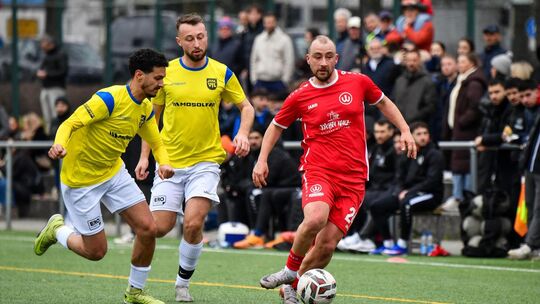 Der TSV Weilheim um Chris Bauer (am Ball) holt im Derby beim VfL Kirchheim trotz zweimaliger Führung am Ende nur einen Zähler. Der TSV Weilheim um Chris Bauer (am Ball) holt im Derby beim VfL Kirchheim trotz zweimaliger Führung am Ende nur einen Zähler.