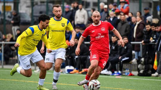 Der TSV Weilheim um Chris Bauer (am Ball) holt im Derby beim VfL Kirchheim trotz zweimaliger Führung am Ende nur einen Zähler.