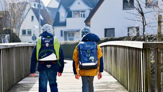 Kinder auf dem Weg zur Freihof-Grundschule. Dort wird der Rechtsanspruch auf Ganztagsbetreuung umgesetzt. Archivfoto: Markus Brä Kinder auf dem Weg zur Freihof-Grundschule. Dort wird der Rechtsanspruch auf Ganztagsbetreuung umgesetzt. Archivfoto: Markus Brä