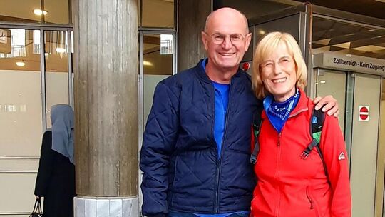 Jürgen Kleber und Corinne Klett bei ihrer Ankunft am Stuttgarter Flughafen. Foto: privat Jürgen Kleber und Corinne Klett bei ihrer Ankunft am Stuttgarter Flughafen. Foto: privat