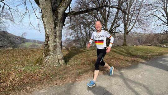 Nicht nur auf dem Rad, auch beim Laufen hat Ulrich Schwarzbauer sichtlich seinen Spaß. Am liebsten bewegt er sich in beiden Spor Nicht nur auf dem Rad, auch beim Laufen hat Ulrich Schwarzbauer sichtlich seinen Spaß. Am liebsten bewegt er sich in beiden Spor