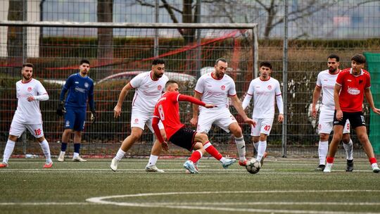 Die Dettinger (rot) standen gegen Weilheim auf verlorenem Posten. Foto: Markus Brändli