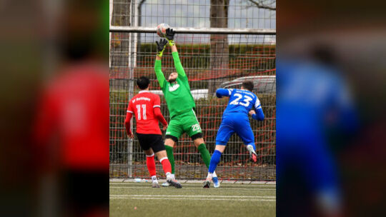 Dettingens Keeper Marvin Hellmann greift hinter sich, aber die Latte verhindert Felix Hummels (rechts) Treffer. Das 1:3 kann ein