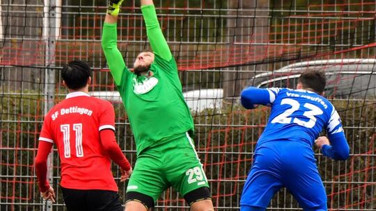 Dettingens Keeper Marvin Hellmann greift hinter sich, aber die Latte verhindert Felix Hummels (rechts) Treffer. Das 1:3 kann ein