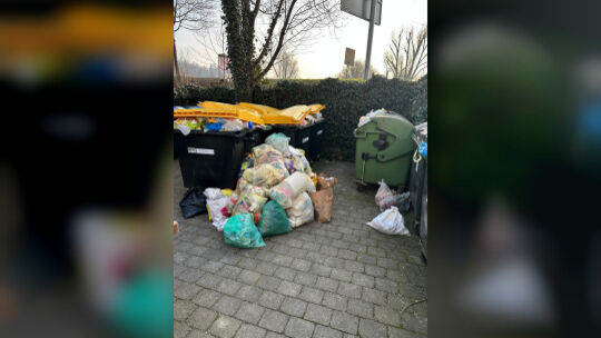 So sieht es an der Wohnanlage aus, wenn der Müllwagen nicht kommt.  Foto: pr