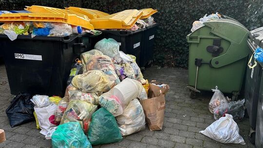 So sieht es an der Wohnanlage aus, wenn der Müllwagen nicht kommt.  Foto: pr