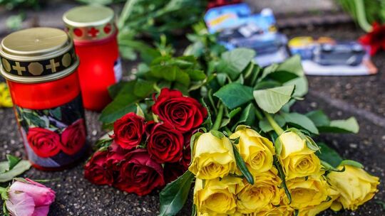 Nach dem Unfall von Esslingen-Weil mit drei Toten waren Trauer und Bestürzung groß. Viele Menschen hatten an der Unfallstelle Bl Nach dem Unfall von Esslingen-Weil mit drei Toten waren Trauer und Bestürzung groß. Viele Menschen hatten an der Unfallstelle Bl