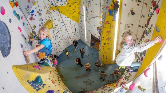Anna (links) und Nela haben bei den „Griffgiganten“ jede Woche ihren Spaß.  Foto: Carsten Riedl