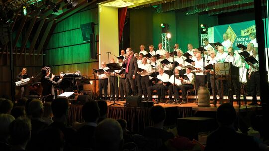 Der Männerchor Hepsisau um Chorleiterin Theresia Schaff und Solist Steffen Schaff sangen sich in die Herzen des Publikums. Foto