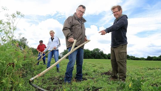 Wolf Rühle (rechts) gibt nicht nur einen Sensenkurs, sondern hält auch einen Vortrag über das Rebhuhn, den Vogel des Jahres 2006