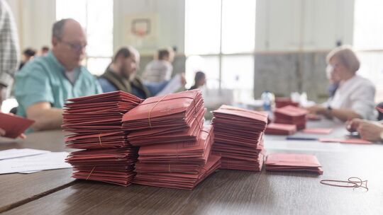 Insgesamt wurden am Wahlabend im Landkreis Esslingen 238.076 Stimmzettel ausgezählt. Foto: Carsten Riedl