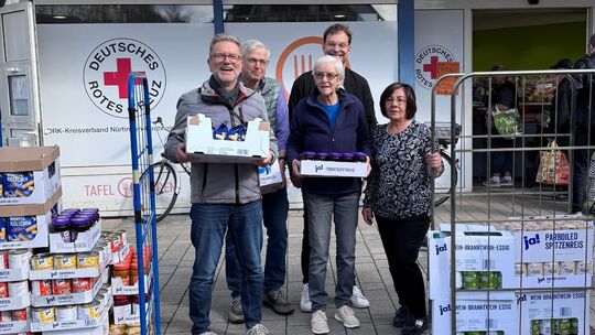 Vertreter der neuapostolischen, der katholischen und der evangelischen Kirche haben Lebensmittel im Wert von 1364 Euro an den Ki Vertreter der neuapostolischen, der katholischen und der evangelischen Kirche haben Lebensmittel im Wert von 1364 Euro an den Ki