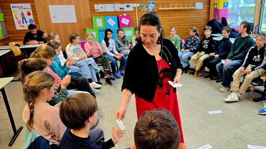 Rita Rudenstein von der Württembergischen Landesbühne Esslingen beschäftigt sich im Workshop mit den Fünftklässlern des Kirchhei