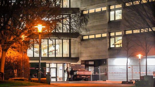 Unbekannte haben erheblichen Sachschaden an einem Schulgebäude in der Breslauer Straße angerichtet. Foto: SDMG