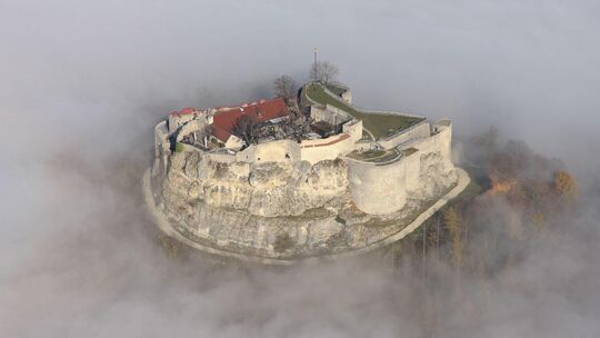 Die Besucher erwartet auf der Festungsruine eine Auswahl an Fundstücken, die in den vergangenen Wochen in Lagerräumen, auf Dachb