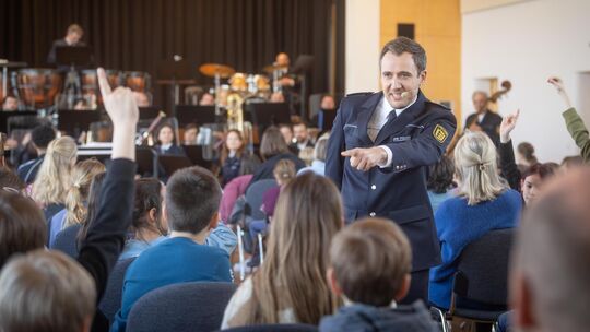 Der Dirigent des Landespolizeiorchesters Marvin Stutz testet das musikalische Wissen der Notzinger Schülerinnen und Schüler. Fo