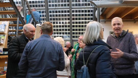 Bei der Einweihung werfen Besucher einen Blick auf die neue PV-Glasfront des Umweltzentrums Neckar-Fils. Foto: Karin Ait Atmane