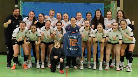 So sehen Siegerinnen aus: Der Handball-Nachwuchs der HSG OLE ist Meister und will gleich in die nächste Liga durchmarschieren. F