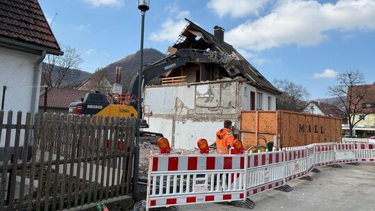 Das Haus an der Kurve B465 und Schwelchergasse in Oberlenningen wird abgebrochen. Foto: Iris Häfner