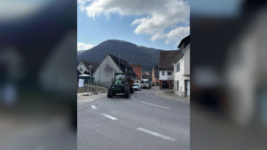 Dieser Abschnitt der B 465 in Oberlenningen wird wegen Tiefbauarbeiten für einige Wochen gesperrt. Die Verkehrsteilnehmer müssen