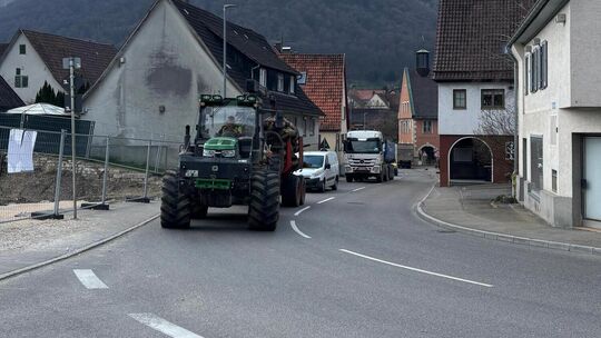 Dieser Abschnitt der B 465 in Oberlenningen wird wegen Tiefbauarbeiten für einige Wochen gesperrt. Die Verkehrsteilnehmer müssen