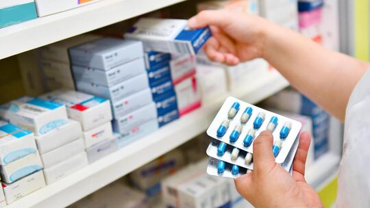 Bundesweit fordern Apothekerinnen und Apotheker angesichts ihrer angespannten wirtschaftlichen Lage eine Anpassung der seit viel Bundesweit fordern Apothekerinnen und Apotheker angesichts ihrer angespannten wirtschaftlichen Lage eine Anpassung der seit viel