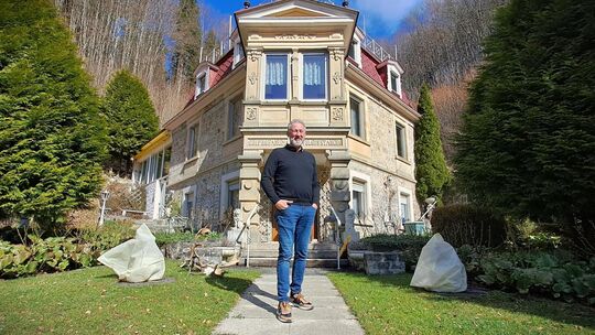 Jörg Stoll vor „seinem“ Schlössle. Seit Anfang 2025 ist er der neue Eigentümer. Foto: Simon Wagner