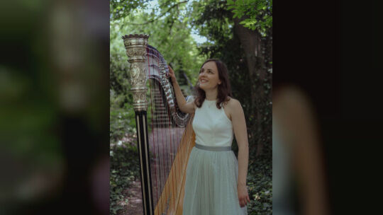 Harfenistin Ulrike Busse lässt in der Weilheimer Peterskirche am Sonntag ihr Instrument in allen Facetten erklingen und lädt zum