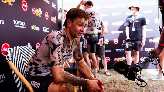 Glücklich, aber geschafft: Luca Schwarzbauer hat mit seinem Partner Sam Gaze an Tag vier die zweite Etappe gewonnen. Foto: Morit