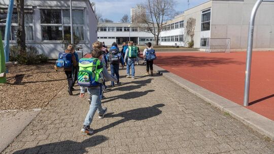 Kinder auf dem Weg zur Teck-Grundschule. Foto: Carsten Riedl