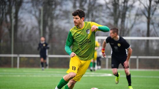 Grün-gelb ist die Hoffnung: Die SGM Owen-Unterlenningen um Daniel Deuschle hat sich im Kampf um den Klassenerhalt noch längst ni