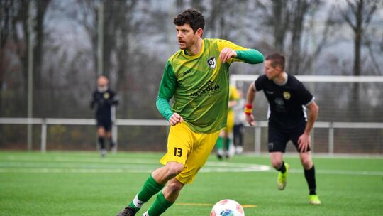 Grün-gelb ist die Hoffnung: Die SGM Owen-Unterlenningen um Daniel Deuschle hat sich im Kampf um den Klassenerhalt noch längst ni