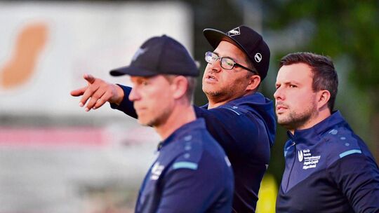 Danell Stumpe (Mitte) beerbt im Sommer Stefan Haußmann (links) als Sportchef in Jesingen. Foto: Markus Brändli Danell Stumpe (Mitte) beerbt im Sommer Stefan Haußmann (links) als Sportchef in Jesingen. Foto: Markus Brändli