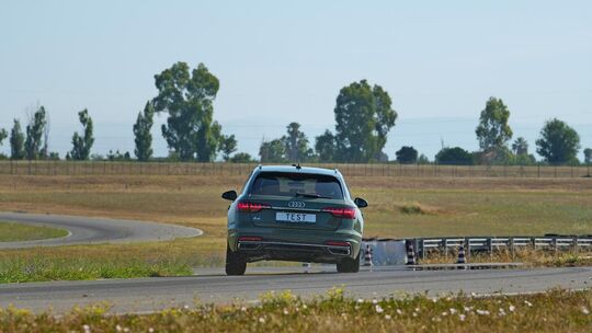 Im ADAC Sommerreifentest werden alle Kandidaten auf dem Handlingkurs an die Belastungsgrenze gebracht .Foto: ADAC/Marc Wittkowsk