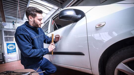 Viele kleine Schäden lassen sich günstig reparieren. Da hierzu in der Regel fachliches Know-how und Spezialwerkzeuge und -mittel