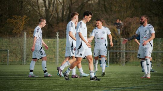 Weiß im Vorwärtsgang (v.l.): Elias Panknin, Luka Calusic, Veli Boz, Salvatore Trombetta und Filipe Nogueira wollen mit dem TSVN Weiß im Vorwärtsgang (v.l.): Elias Panknin, Luka Calusic, Veli Boz, Salvatore Trombetta und Filipe Nogueira wollen mit dem TSVN
