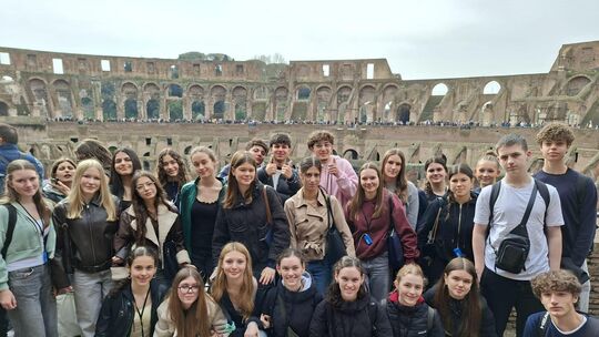 Die Gymnasiasten aus Kirchheim vor dem Kolosseum. Foto: pr