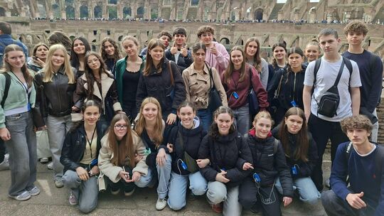 Die Gymnasiasten aus Kirchheim vor dem Kolosseum. Foto: pr