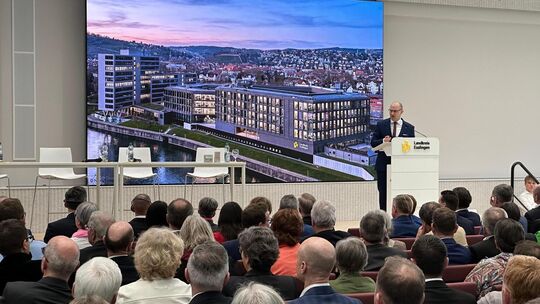 Der Hausherr und seine neues Domizil: Landrat Marcel Musolf vor Feiergästen bei der Einweihung des neuen Esslinger Landratsamts.