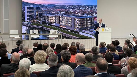 Der Hausherr und seine neues Domizil: Landrat Marcel Musolf vor Feiergästen bei der Einweihung des neuen Esslinger Landratsamts.