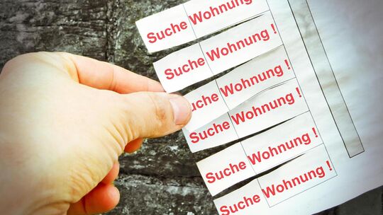 Viele Menschen sind auf der Suche nach einer passenden Wohnung. Symbolfoto: AdobeStoke