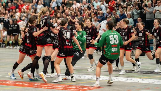 Grenzenloser Jubel nach dem Schlusspfiff: Die TG bleibt in der 2. Handball-Bundesliga in der Verfolgerrolle. Foto: Ralf Just Grenzenloser Jubel nach dem Schlusspfiff: Die TG bleibt in der 2. Handball-Bundesliga in der Verfolgerrolle. Foto: Ralf Just