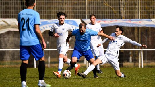 Der TSV Jesingen II (in Weiß) tat sich gegen die Kirchheimer Turngemeinde schwerer als erwartet. Foto: Markus Brändli Der TSV Jesingen II (in Weiß) tat sich gegen die Kirchheimer Turngemeinde schwerer als erwartet. Foto: Markus Brändli