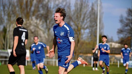 Der TSV Jesingen II (in Weiß) tat sich gegen die Kirchheimer Turngemeinde schwerer als erwartet.  Foto: Markus Brändli