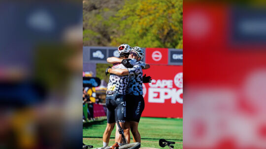 Luca Schwarzbauer (rechts) und sein neuseeländischer Partner Sam Gaze liegen sich nach der Schlussetappe in Stellenbosch in den