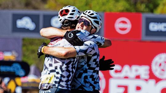 Luca Schwarzbauer (rechts) und sein neuseeländischer Partner Sam Gaze liegen sich nach der Schlussetappe in Stellenbosch in den Luca Schwarzbauer (rechts) und sein neuseeländischer Partner Sam Gaze liegen sich nach der Schlussetappe in Stellenbosch in den