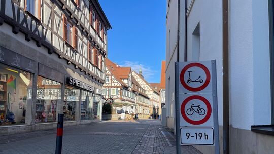 Im Juni und Juli setzt die Stadt Kirchheim das Fahrverbot für Fahrräder vorübergehend aus. Das E-Roller-Verbot bleibt jedoch bes